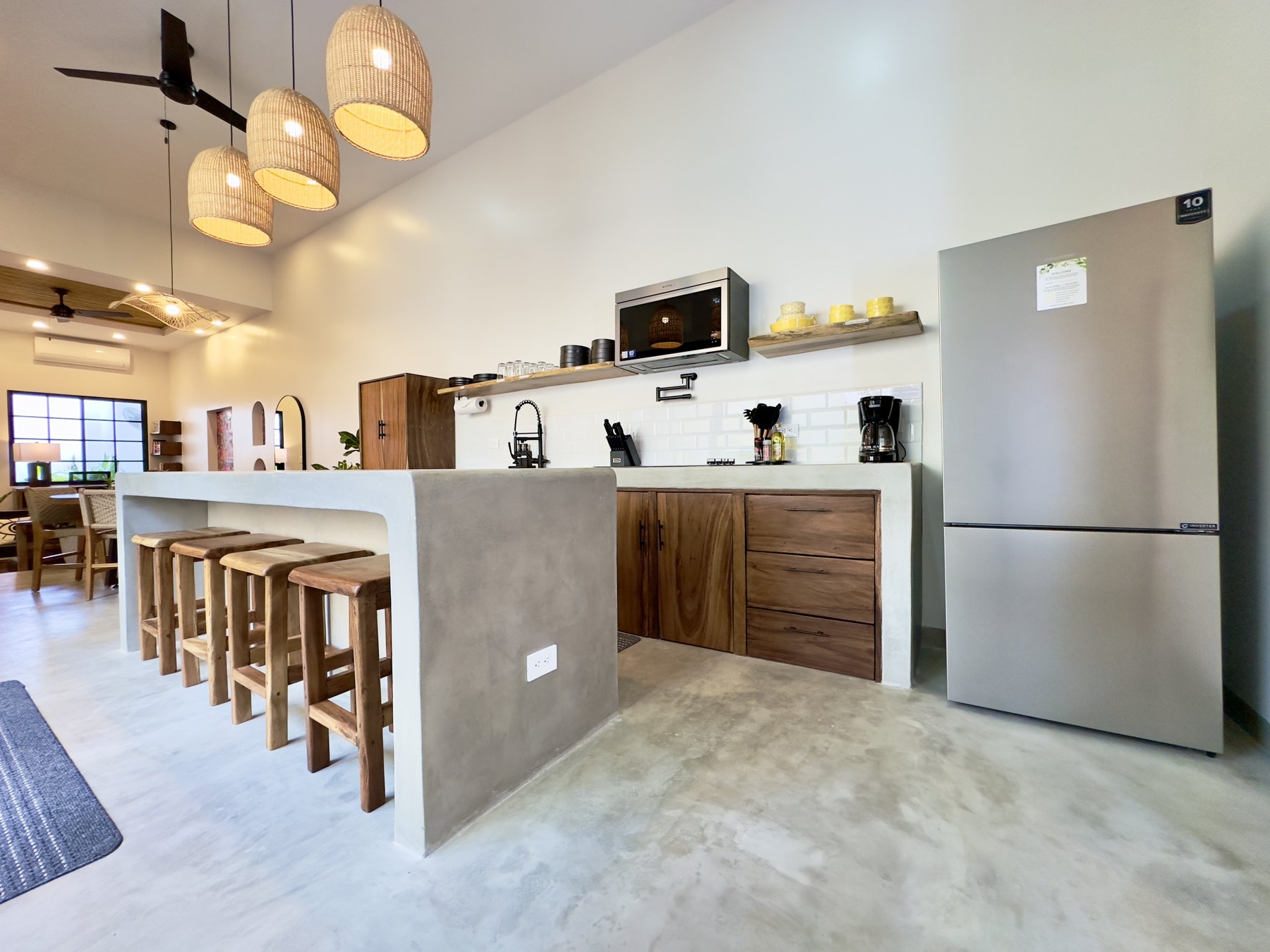 Kitchen and breakfast bar